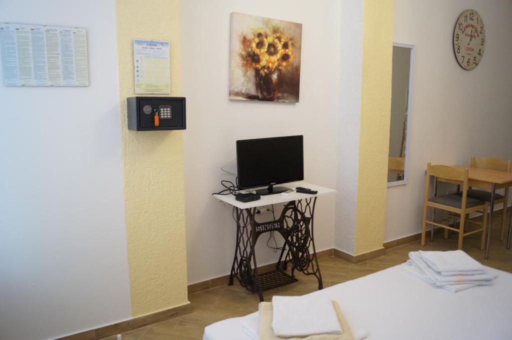 TV a/nebo společenská místnost v ubytování Apartments Mario with private parking