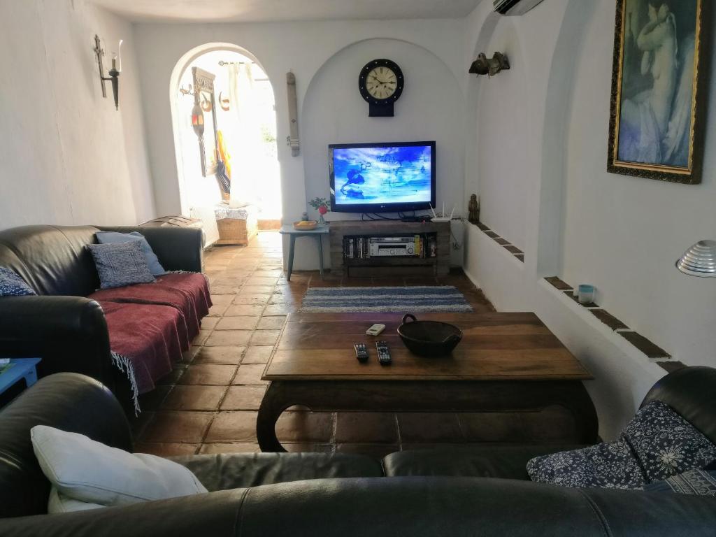 Televízia a/alebo spoločenská miestnosť v ubytovaní Venta Real 12v
