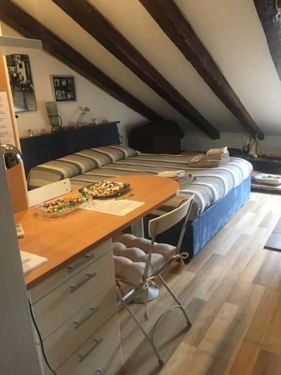 トリエステにあるMansarde Riveのベッドルーム1室(ベッド1台、デスク、テーブル付)