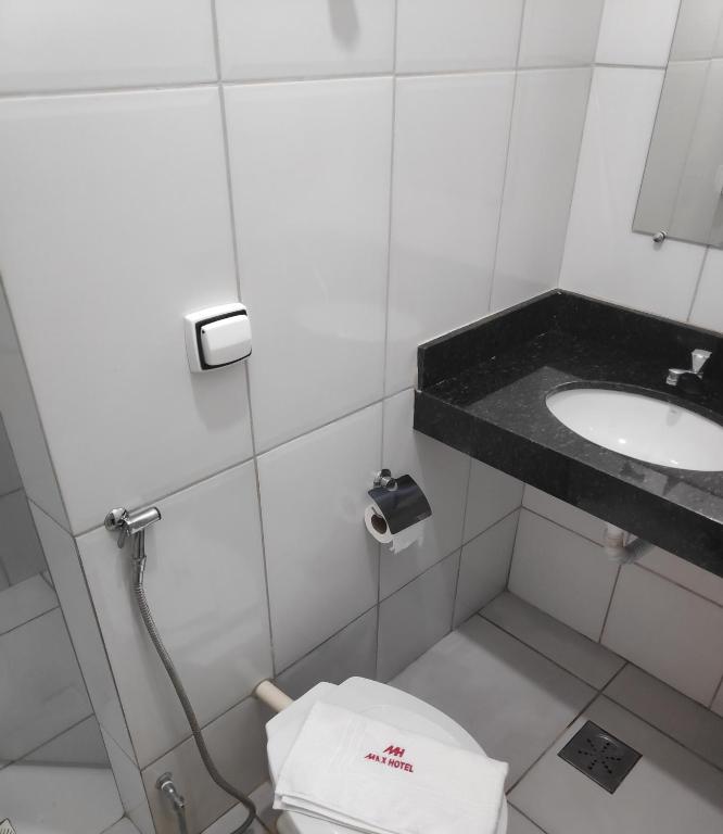 Koupelna v ubytování Max Hotel