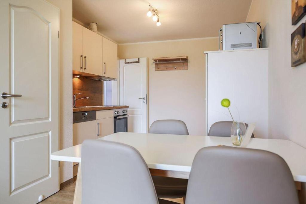 a small kitchen with a white table and chairs at Buedlfarm-Nische in Sahrensdorf