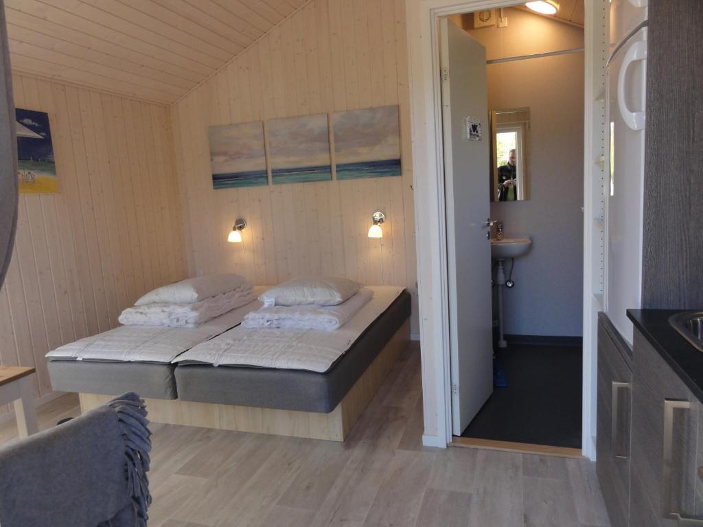מיטה או מיטות בחדר ב-Tornby Strand Camping Cottages