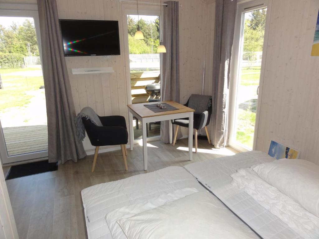 Postel nebo postele na pokoji v ubytování Tornby Strand Camping Cottages