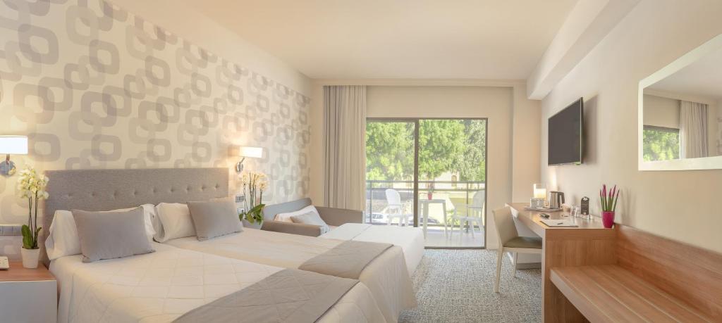 Hotel RH Corona del Mar 4* Sup - Superior Twin Room (3 Adults) With Terrace