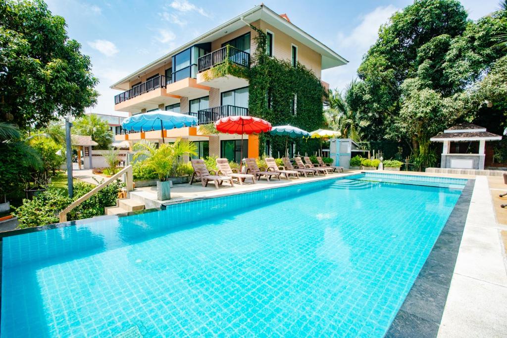 una piscina frente a un hotel en The Spa Garden, en Lamai