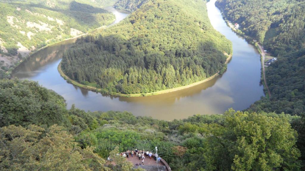 une vue aérienne sur une rivière dans une vallée dans l'établissement Ferienwohnung Augustin, à Orscholz