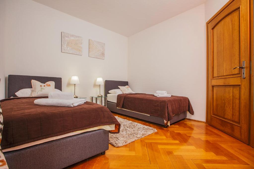 Posteľ alebo postele v izbe v ubytovaní Apartments Dilber
