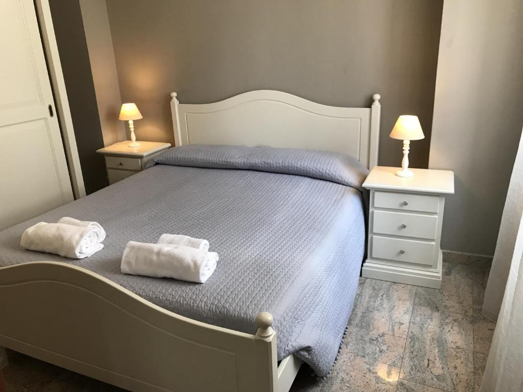 A bed or beds in a room at Anfite Apartments Castelletto