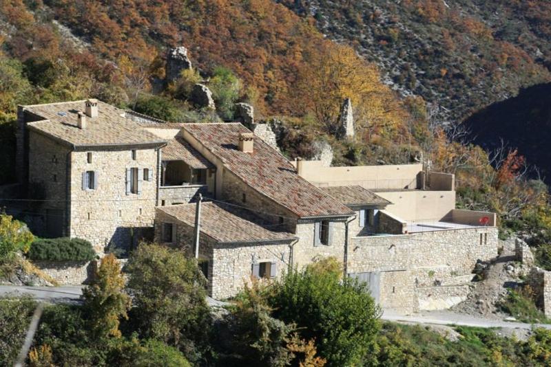 a group of houses on top of a mountain at Mas 20 personnes en Drôme provençale, région de Nyons in Chaudebonne