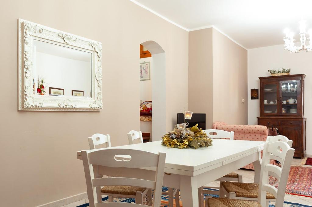 uma sala de jantar com uma mesa branca e cadeiras em favoloso appartamento in villa em Monterosi