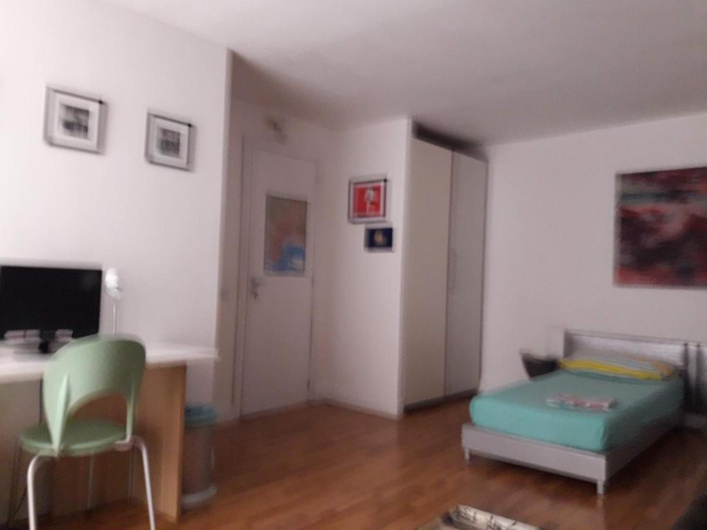 Zimmer mit einem Schreibtisch, einem Bett und einem Computer in der Unterkunft Spazio in Neapel