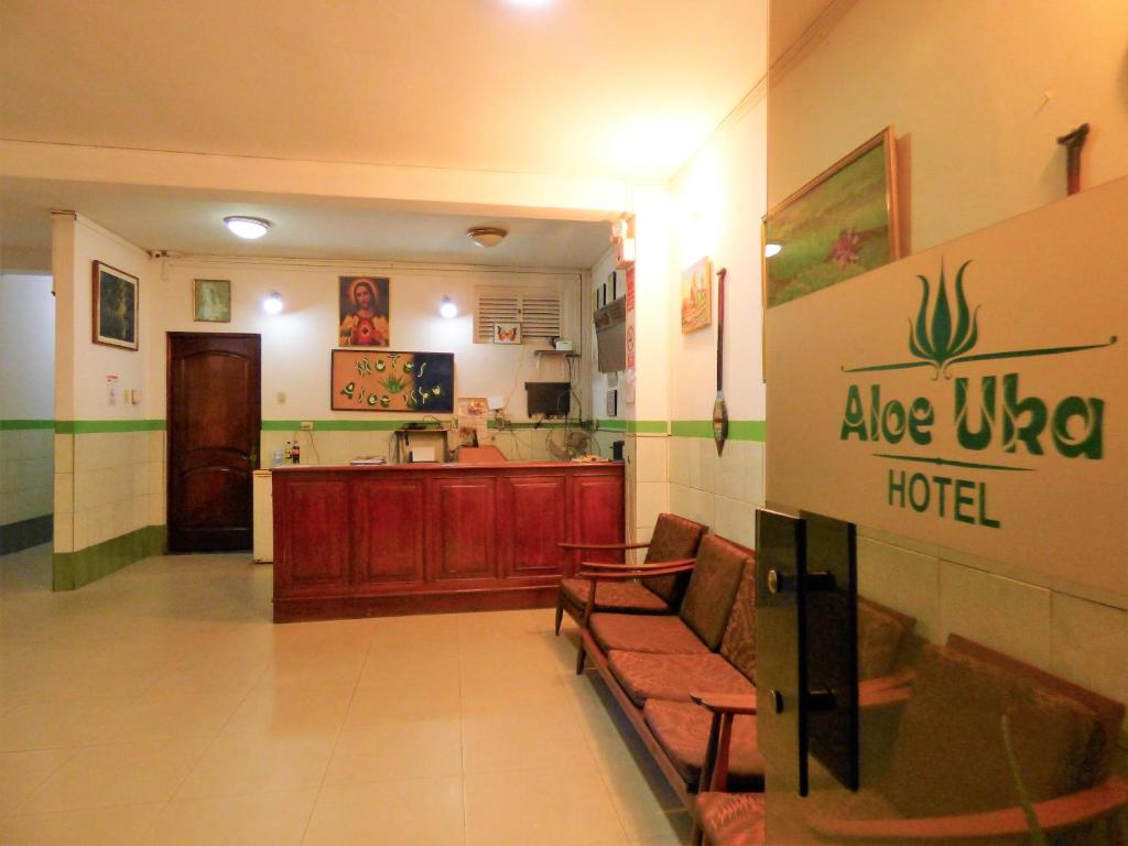 a lobby of a hotel with a table and chairs at Hotel Aloe Uka in Iquitos