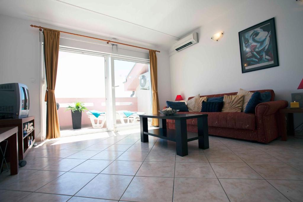 Televízia a/alebo spoločenská miestnosť v ubytovaní Penthouse Christina with Pool - Large Sunny Terrace - Seaview - 250m to Beach and Restaurants - Free Parking - Trogir and Ciovo - 15 minutes to airport