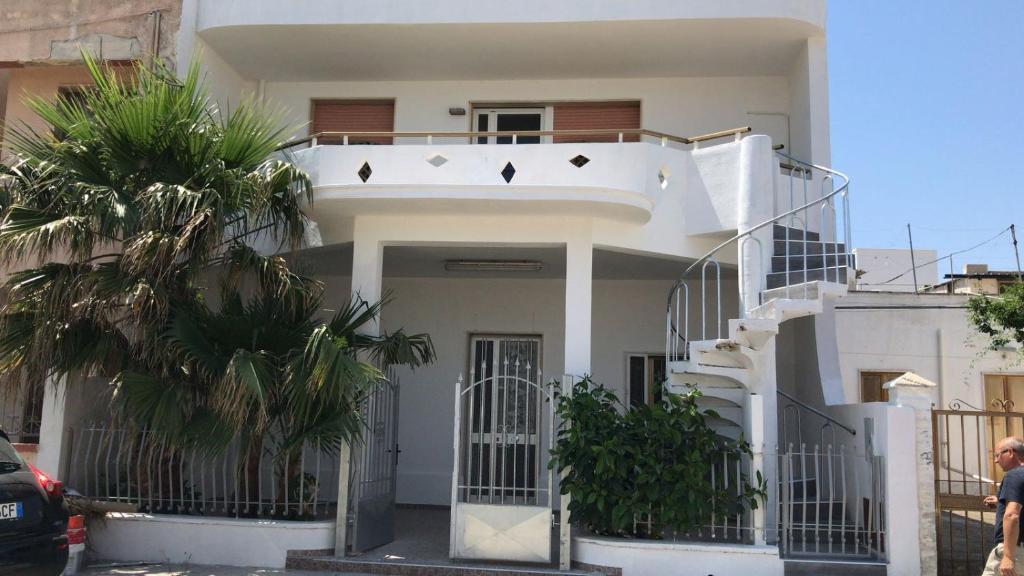 Casa bianca con balcone e palme di La Baia Apartments by My Home Apulia a Torre Lapillo