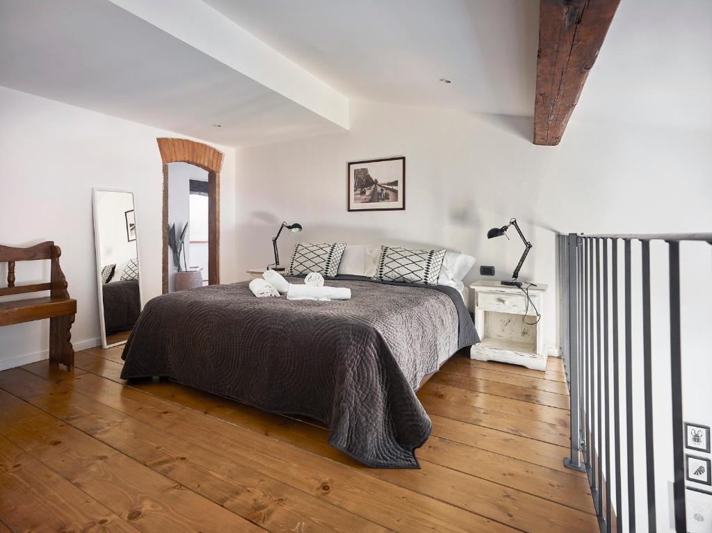 A bed or beds in a room at On the Duomo - Super Chic