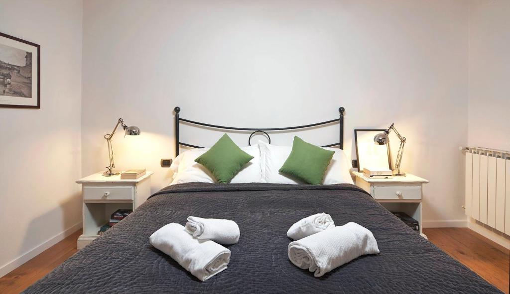 A bed or beds in a room at On the Duomo - Super Chic