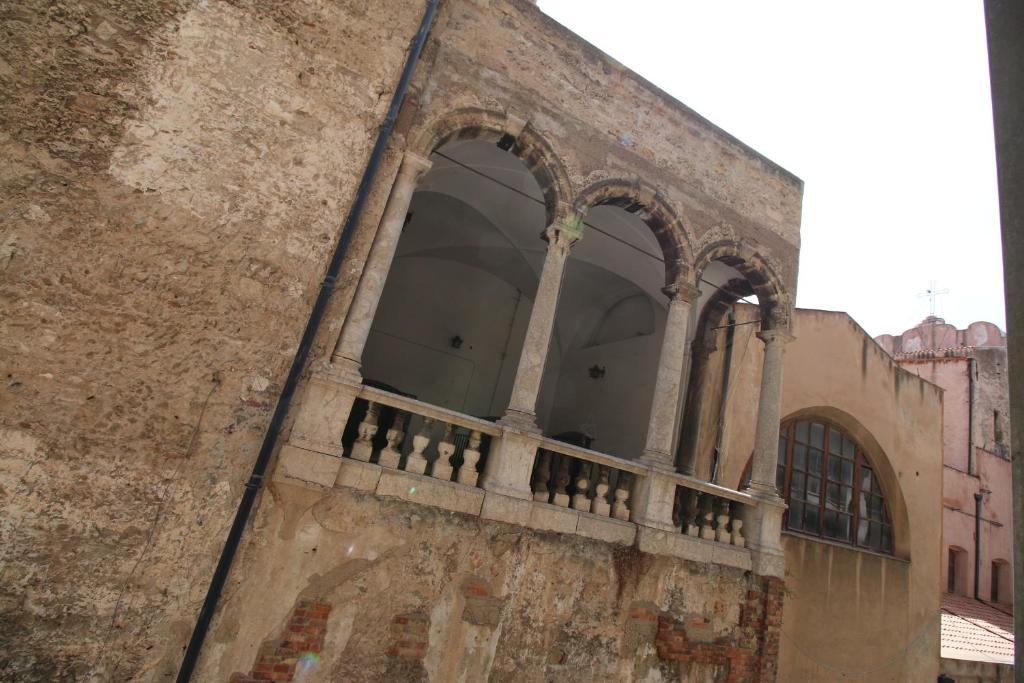 un vecchio edificio con balcone sul lato di Loggiato Palazzo San Matteo a Palermo