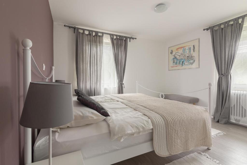 Ένα ή περισσότερα κρεβάτια σε δωμάτιο στο Apartma Bled