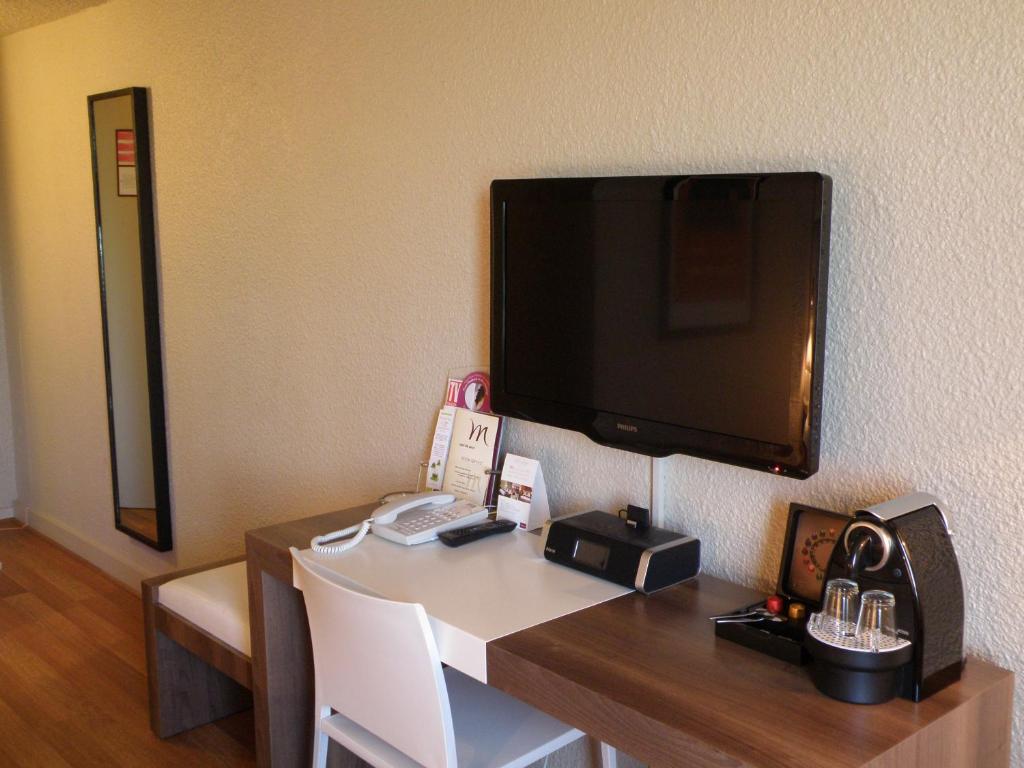 TV a/nebo společenská místnost v ubytování Mercure Brive
