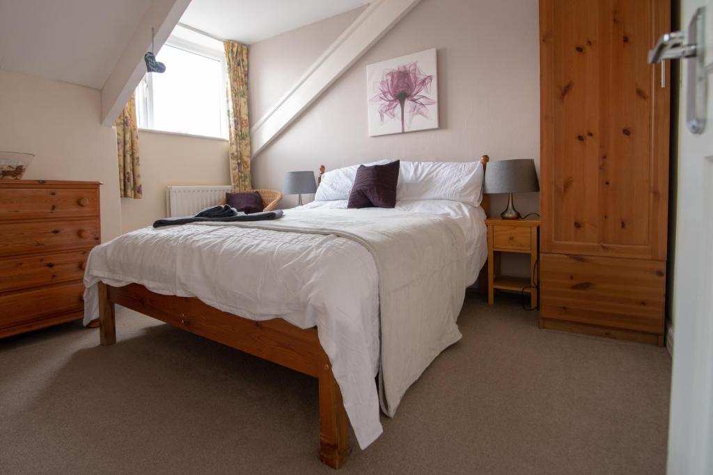 sypialnia z dużym łóżkiem i oknem w obiekcie Bracken Crag w mieście Bowness-on-Windermere