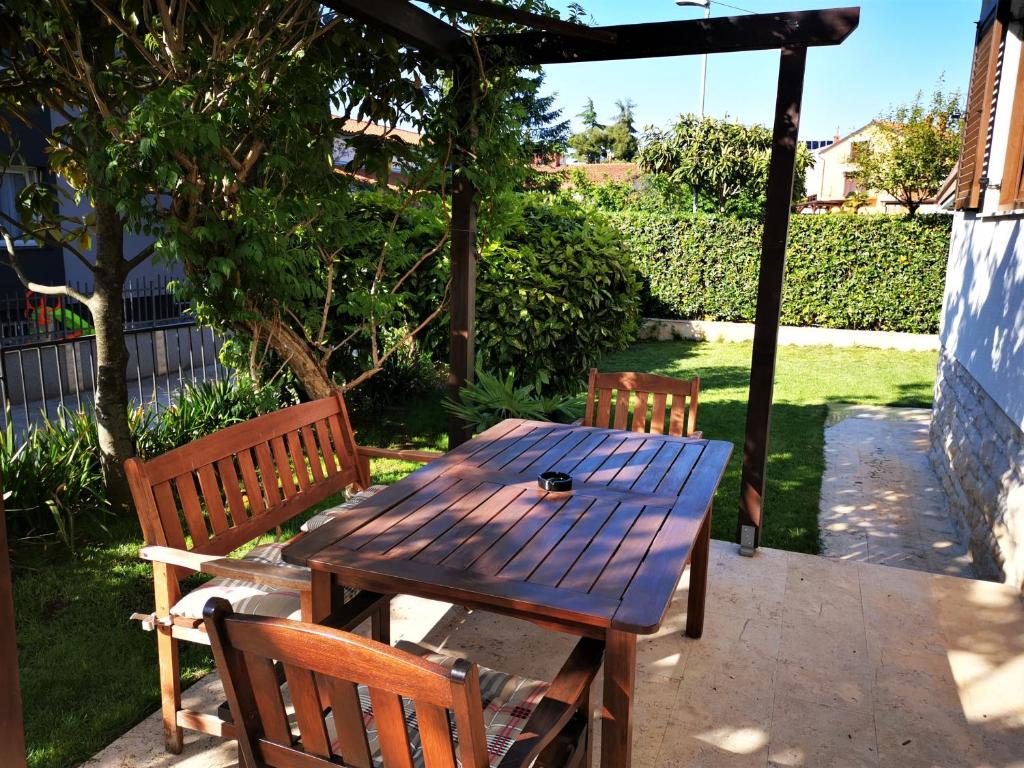 Vonkajšia záhrada v ubytovaní Apartments Dina