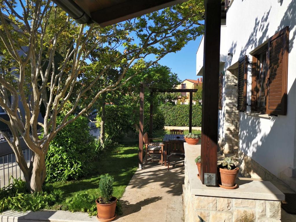 Vonkajšia záhrada v ubytovaní Apartments Dina