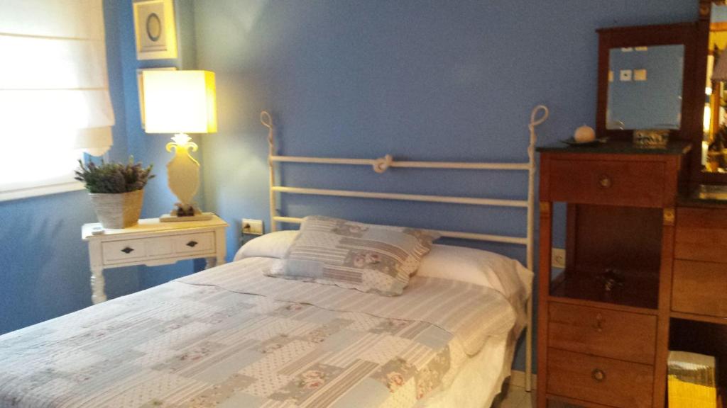 sypialnia z łóżkiem z gazetą w obiekcie agradable y familiar w mieście Premiá de Mar