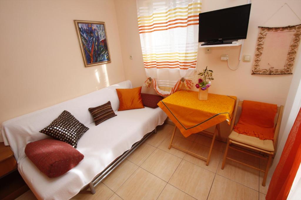 TV a/nebo společenská místnost v ubytování Apartments Delfin