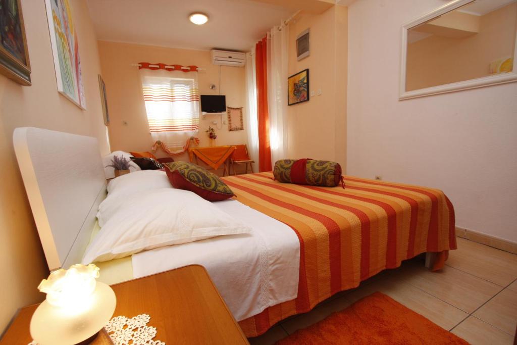 Postel nebo postele na pokoji v ubytování Apartments Delfin