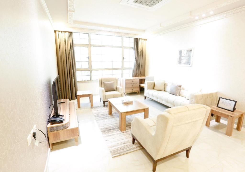 sala de estar con sofá y mesa en Four Seasons Suites, en Taif