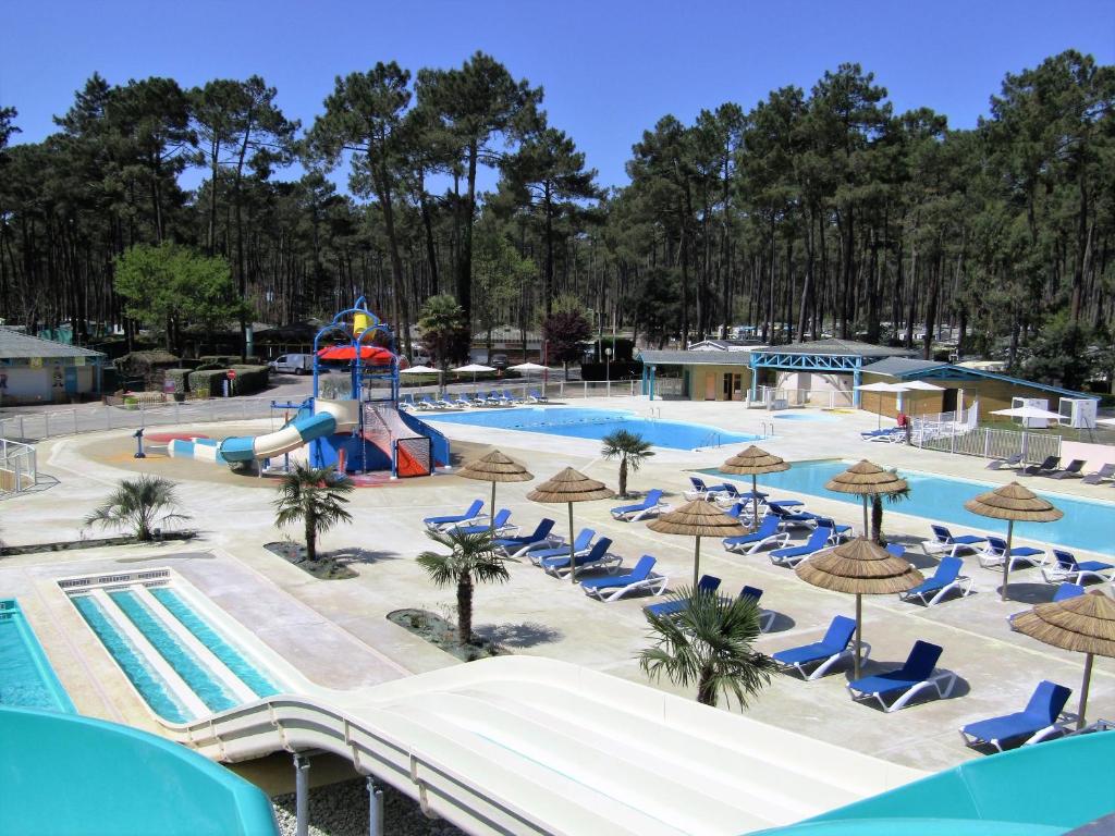 einen Pool in einem Resort mit einem Wasserpark in der Unterkunft Mobilhome Côte Landaise Les Dunes de Contis in Saint-Julien-en-Born