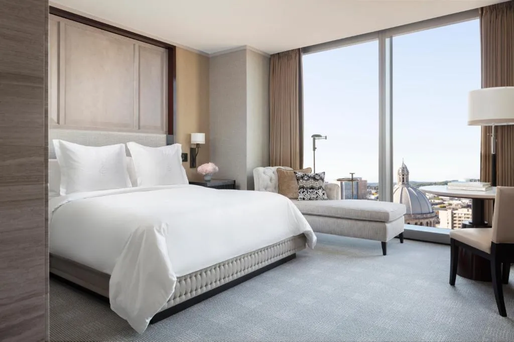 Deluxe King Room with City View