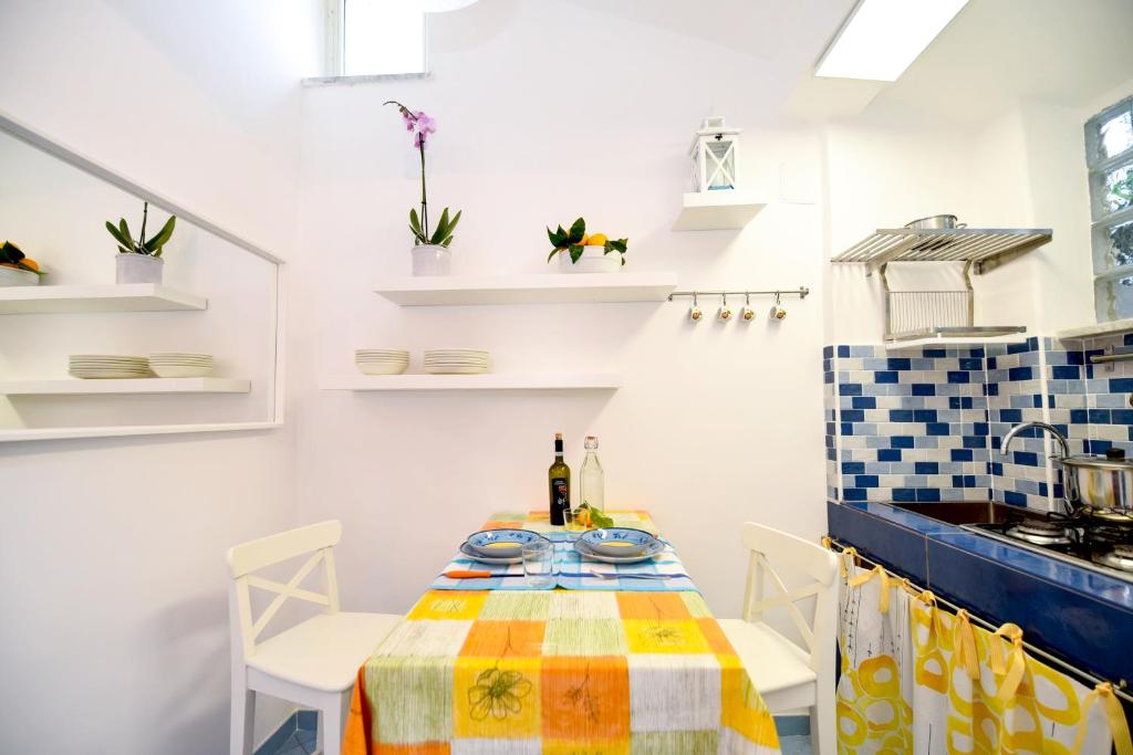 a dining room with a table and chairs at Le Querce in Procida