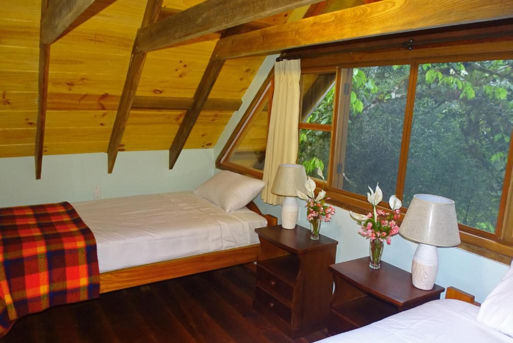Postel nebo postele na pokoji v ubytování Sacha Urco Lodge y Bosque Protector