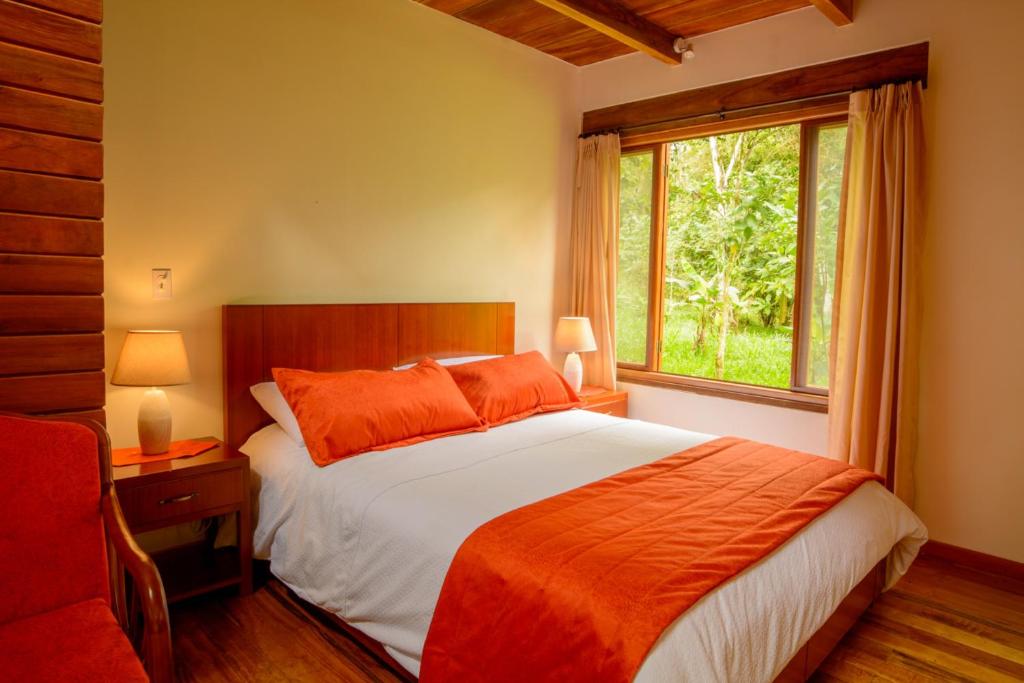 Postel nebo postele na pokoji v ubytování Sacha Urco Lodge y Bosque Protector