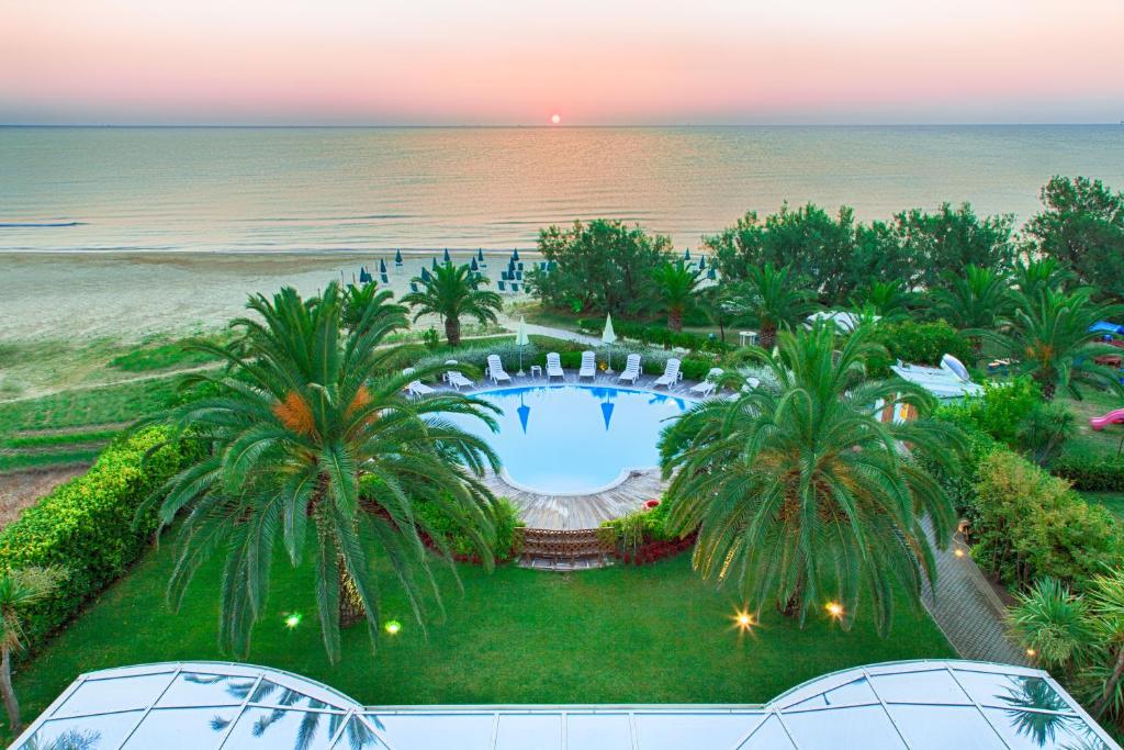 una vista aerea di un resort con piscina e spiaggia di Hotel Ambasciatori a Pineto