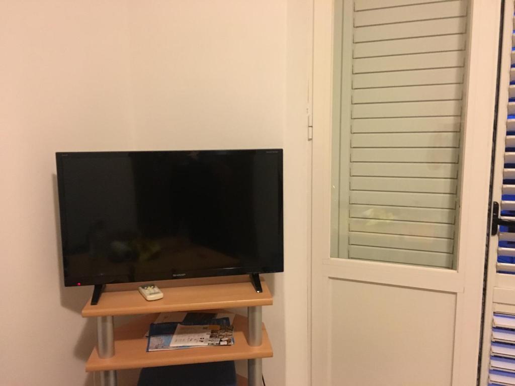 Televízia a/alebo spoločenská miestnosť v ubytovaní Apartments Vela Luka