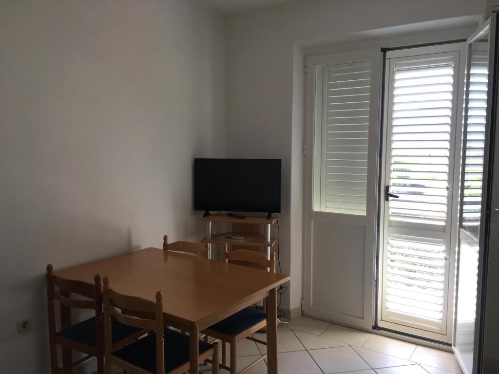 Televízia a/alebo spoločenská miestnosť v ubytovaní Apartments Vela Luka