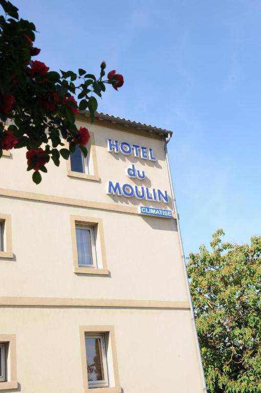 a building with a sign that reads hotel au mountain at Hôtel du Moulin in Niort