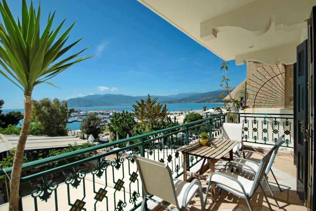 パラリオ・アストロスにあるGalaxy Roomsの海の景色を望むバルコニー(テーブル、椅子付)