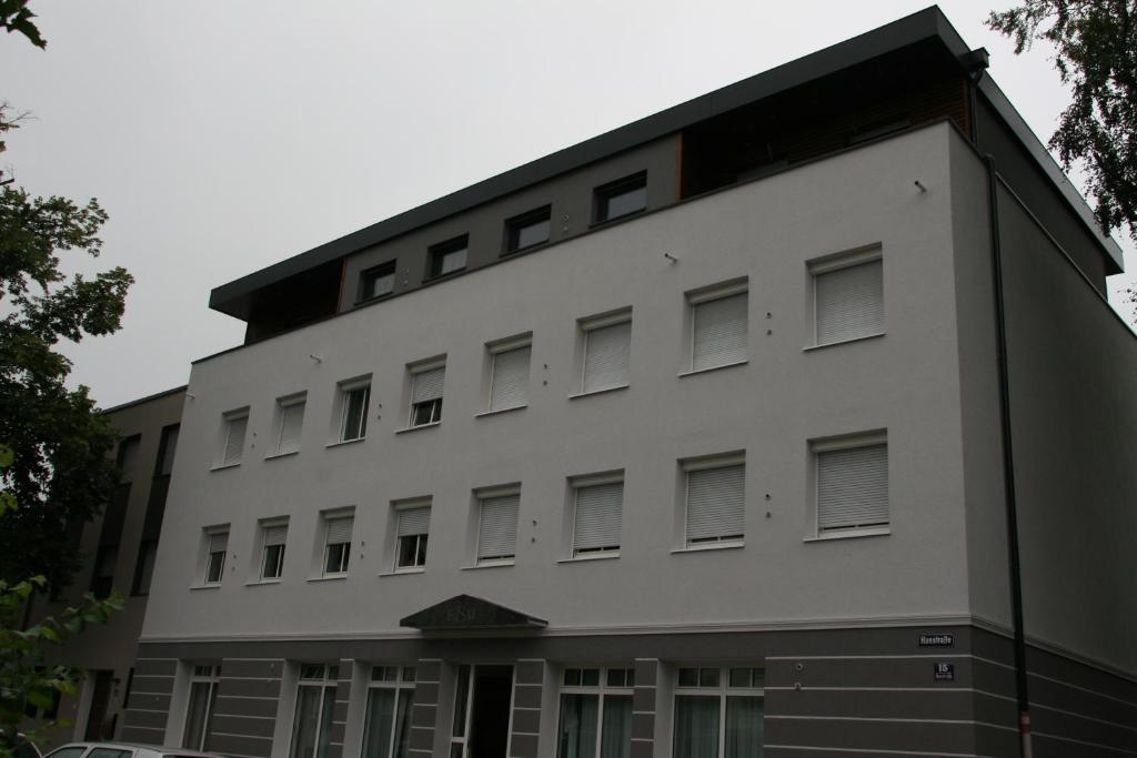 een wit gebouw met veel ramen bij Parkhotel Heidehof Long Stay in Ingolstadt