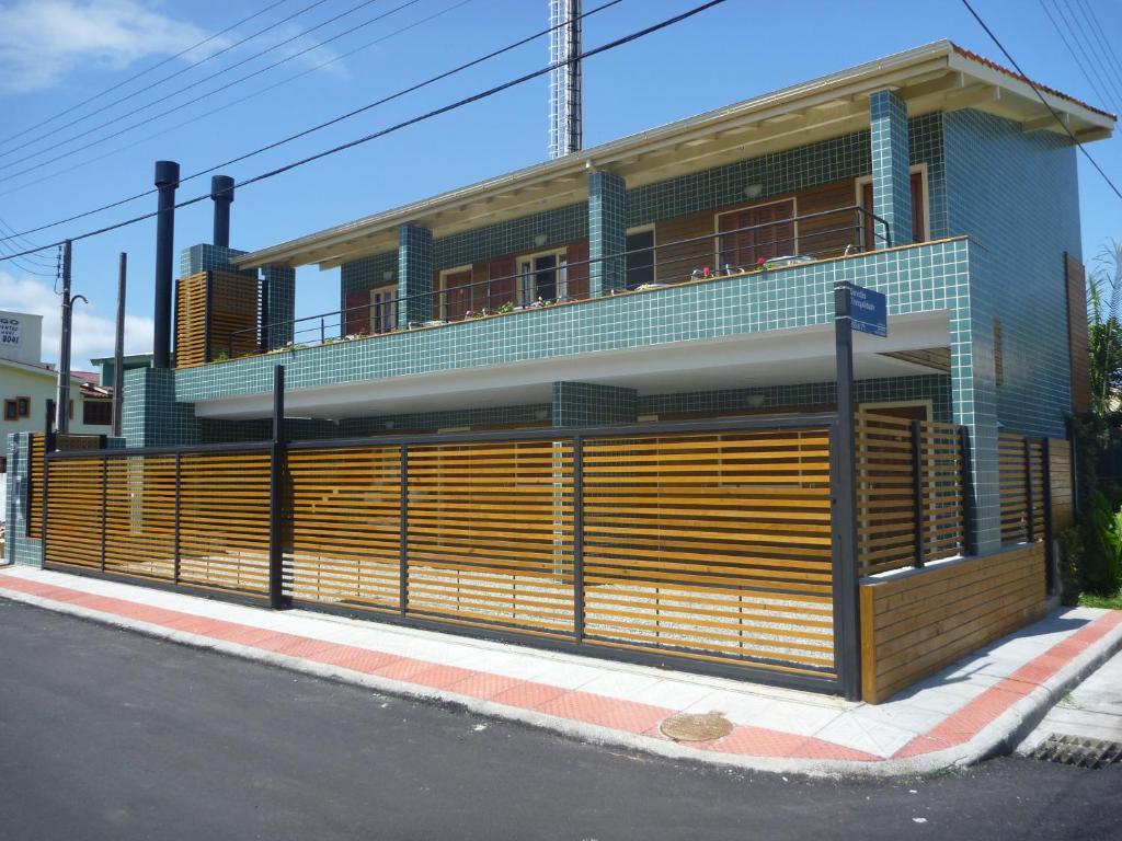 een gebouw met een groot houten hek ervoor bij Residencial Jade in Florianópolis