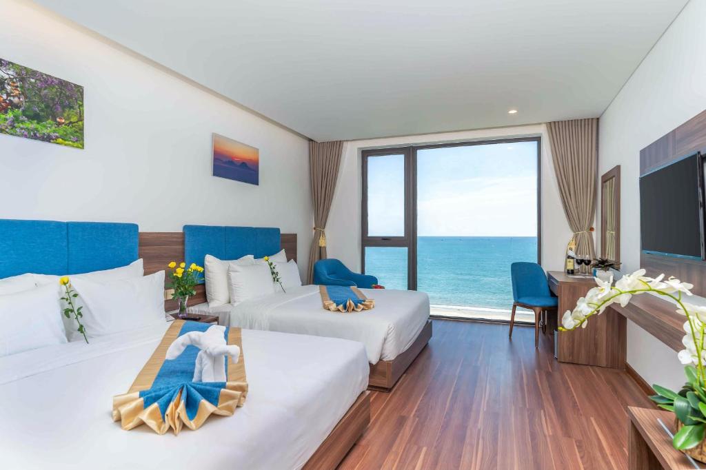 Family Room with Mountain and Sea View