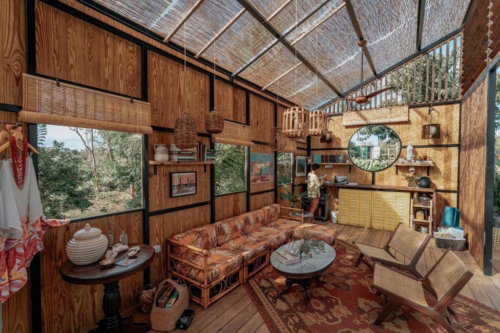 ein Wohnzimmer mit einem Sofa und einem Tisch in der Unterkunft Finca Victoria in Vieques