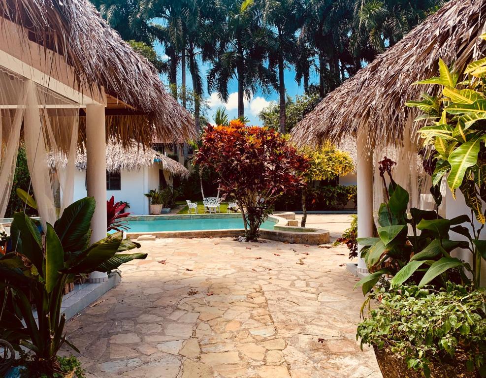 um resort com piscina e palmeiras em EverGreen Cabarete em Cabarete