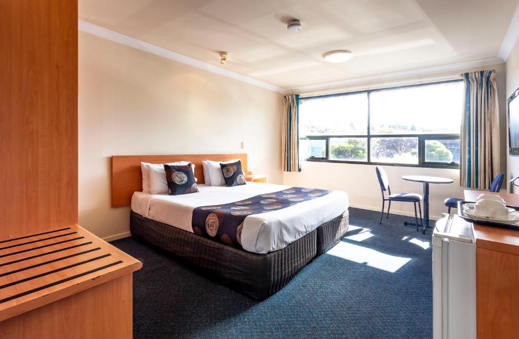 Habitación de hotel con cama y mesa en Black Buffalo, en Hobart