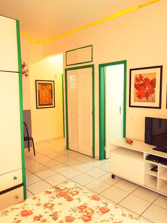 Hotel Loft perto da Praia de Copacabana, a living room with a tv and a tv stand at Loft perto da Praia de Copacabana in Rio de Janeiro