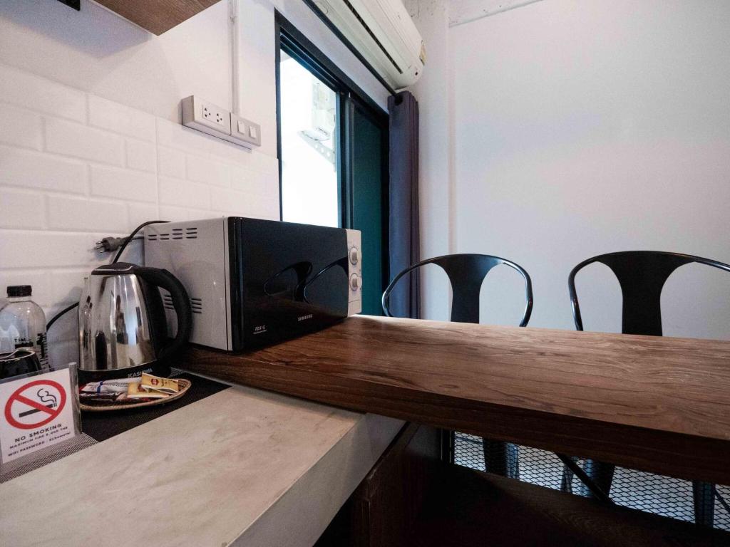 A shared dining counter provides a microwave, kettle and seating.