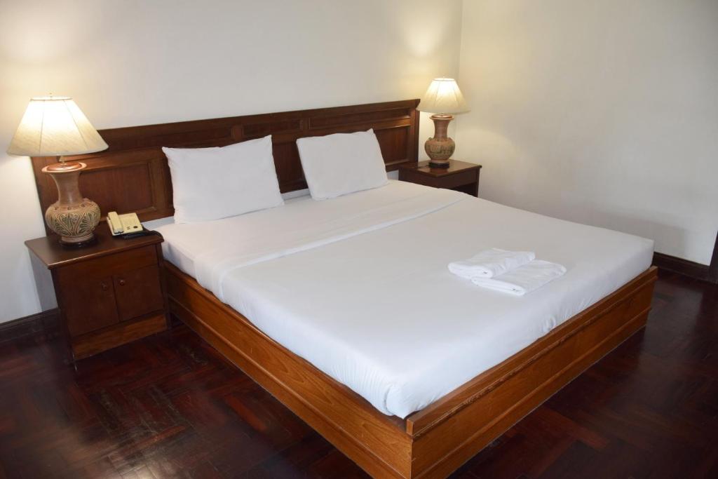 Postel nebo postele na pokoji v ubytování Puangpen Villa Hotel