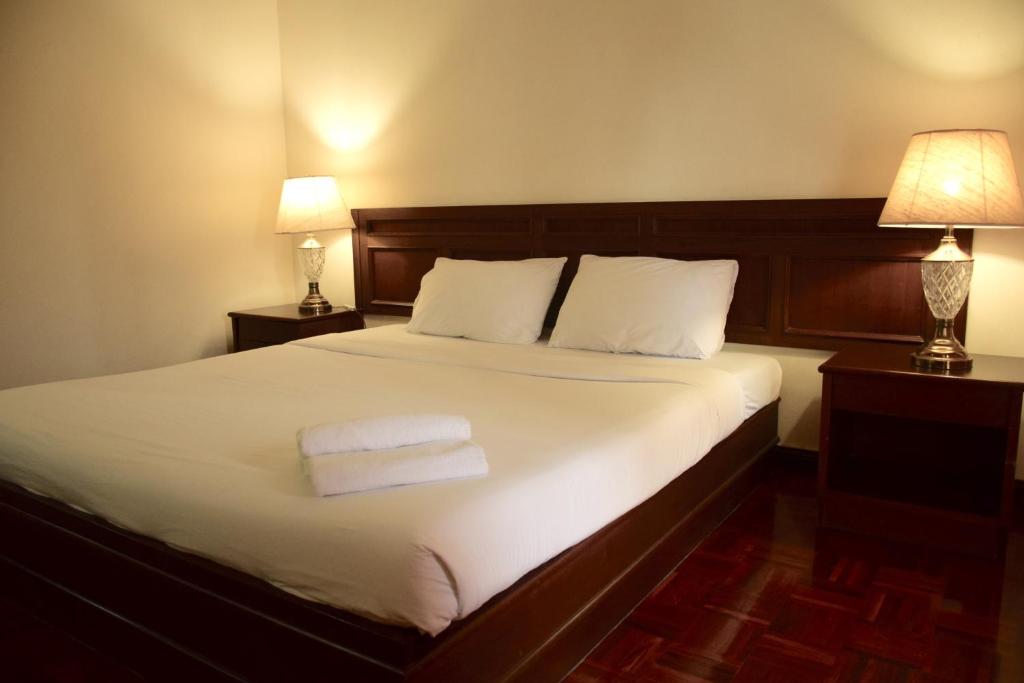 Postel nebo postele na pokoji v ubytování Puangpen Villa Hotel